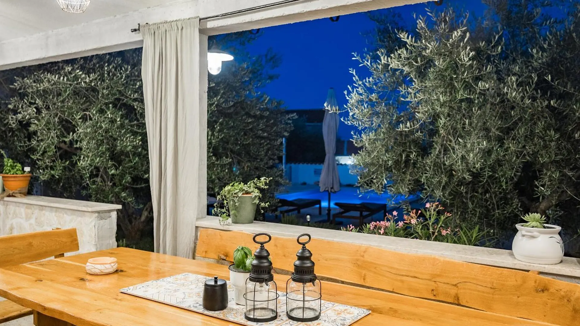 Villa Javor Near Pula Only 1 Km From The Beach With Sea View And Heated Pool Peruski