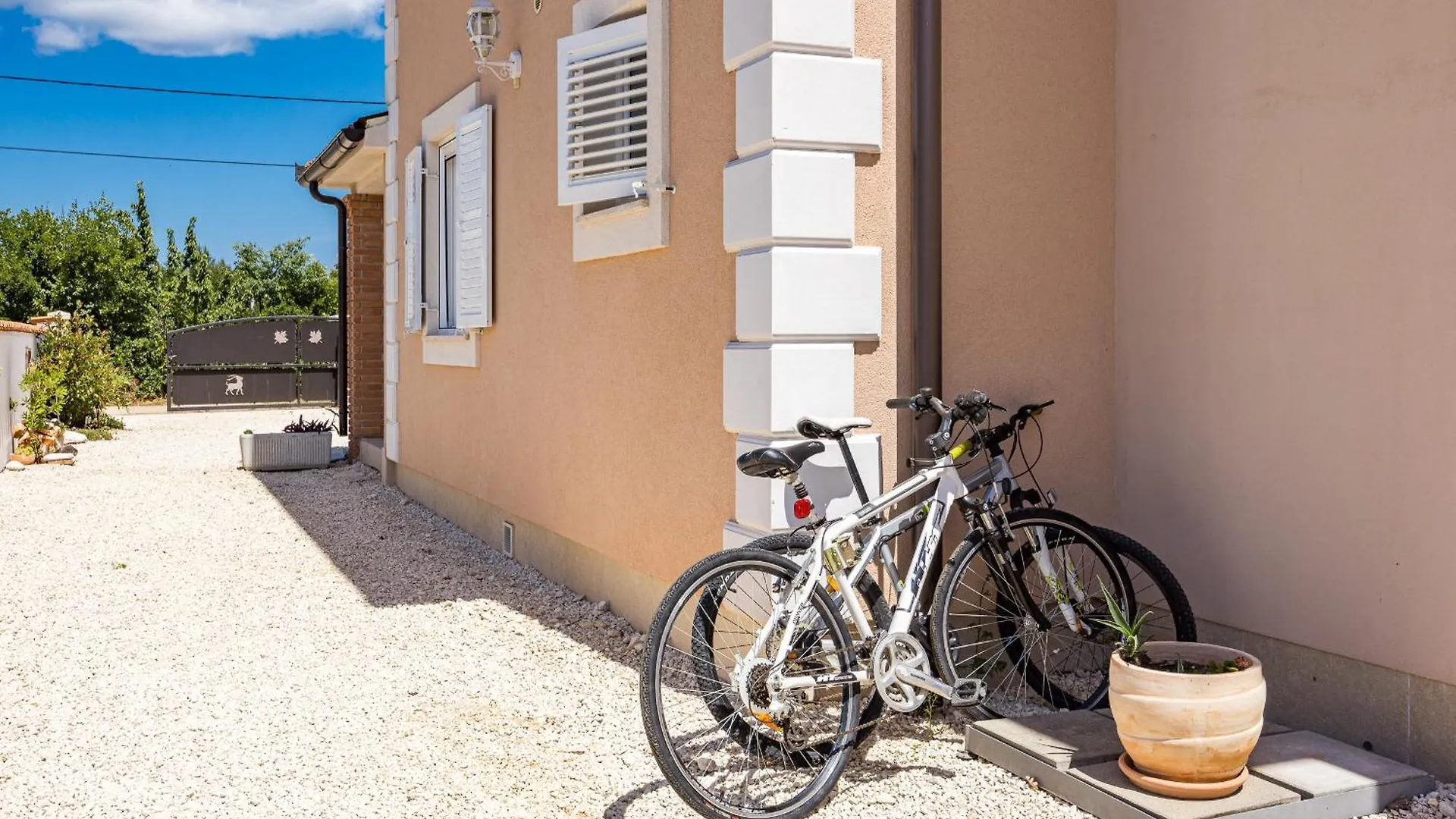 Villa Javor Near Pula Only 1 Km From The Beach With Sea View And Heated Pool Peruski