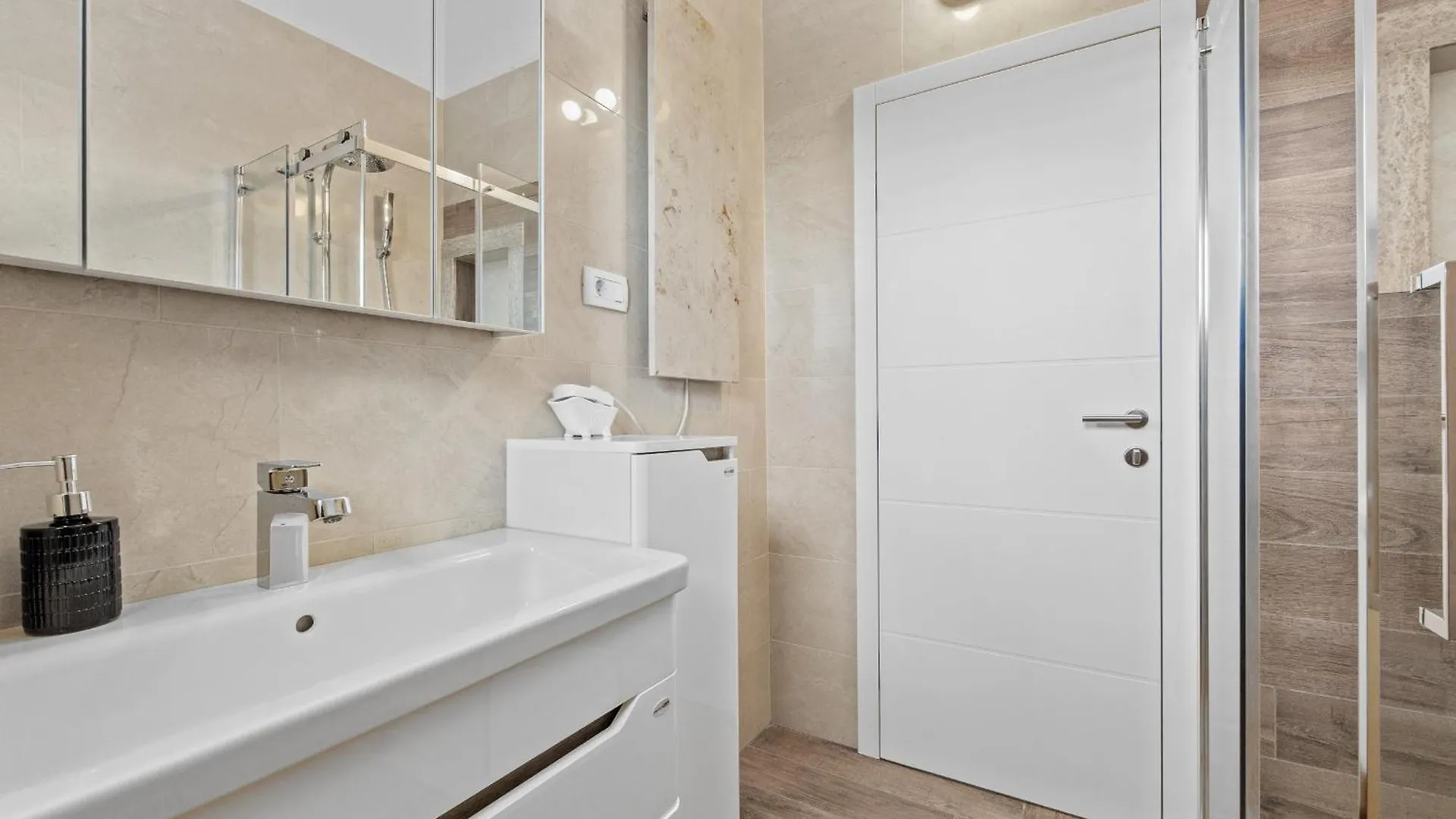 Villa Javor Near Pula Only 1 Km From The Beach With Sea View And Heated Pool Peruski