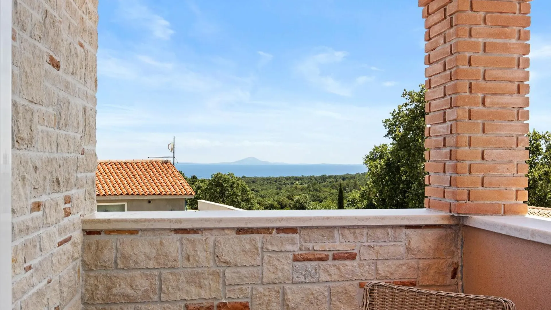 Villa Javor Near Pula Only 1 Km From The Beach With Sea View And Heated Pool Peruski
