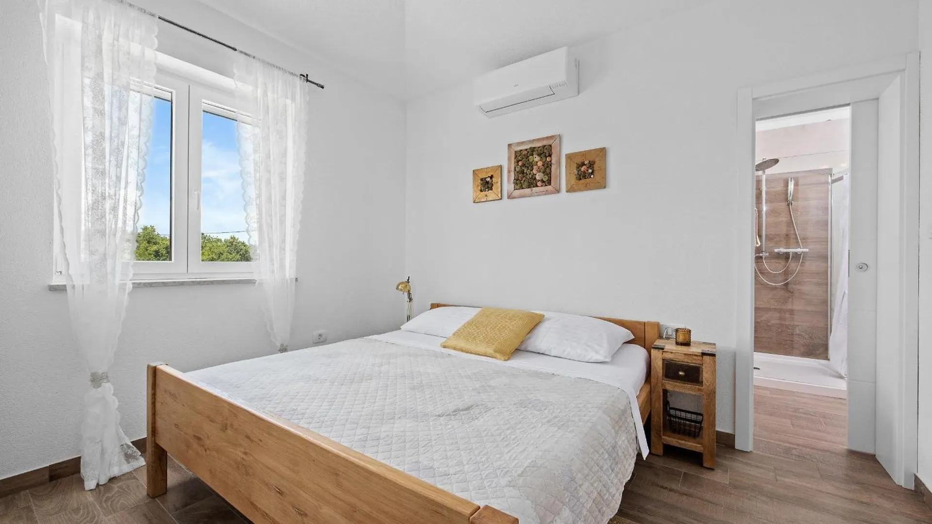 Villa Javor Near Pula Only 1 Km From The Beach With Sea View And Heated Pool Peruski