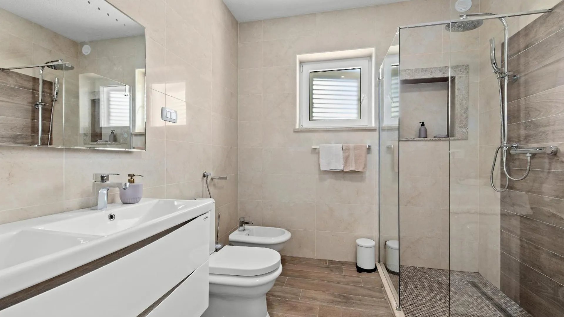 Villa Javor Near Pula Only 1 Km From The Beach With Sea View And Heated Pool Peruski