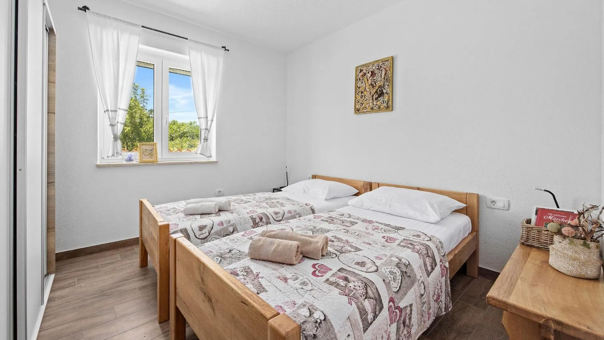 Villa Javor Near Pula Only 1 Km From The Beach With Sea View And Heated Pool Peruski