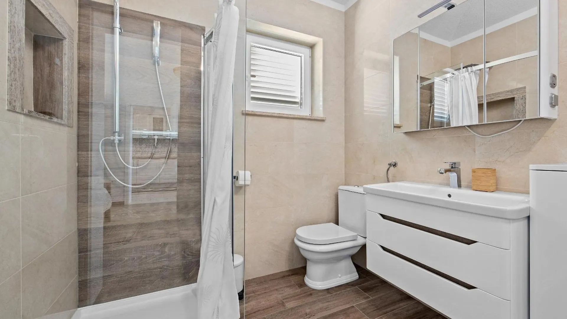 Villa Javor Near Pula Only 1 Km From The Beach With Sea View And Heated Pool Peruski
