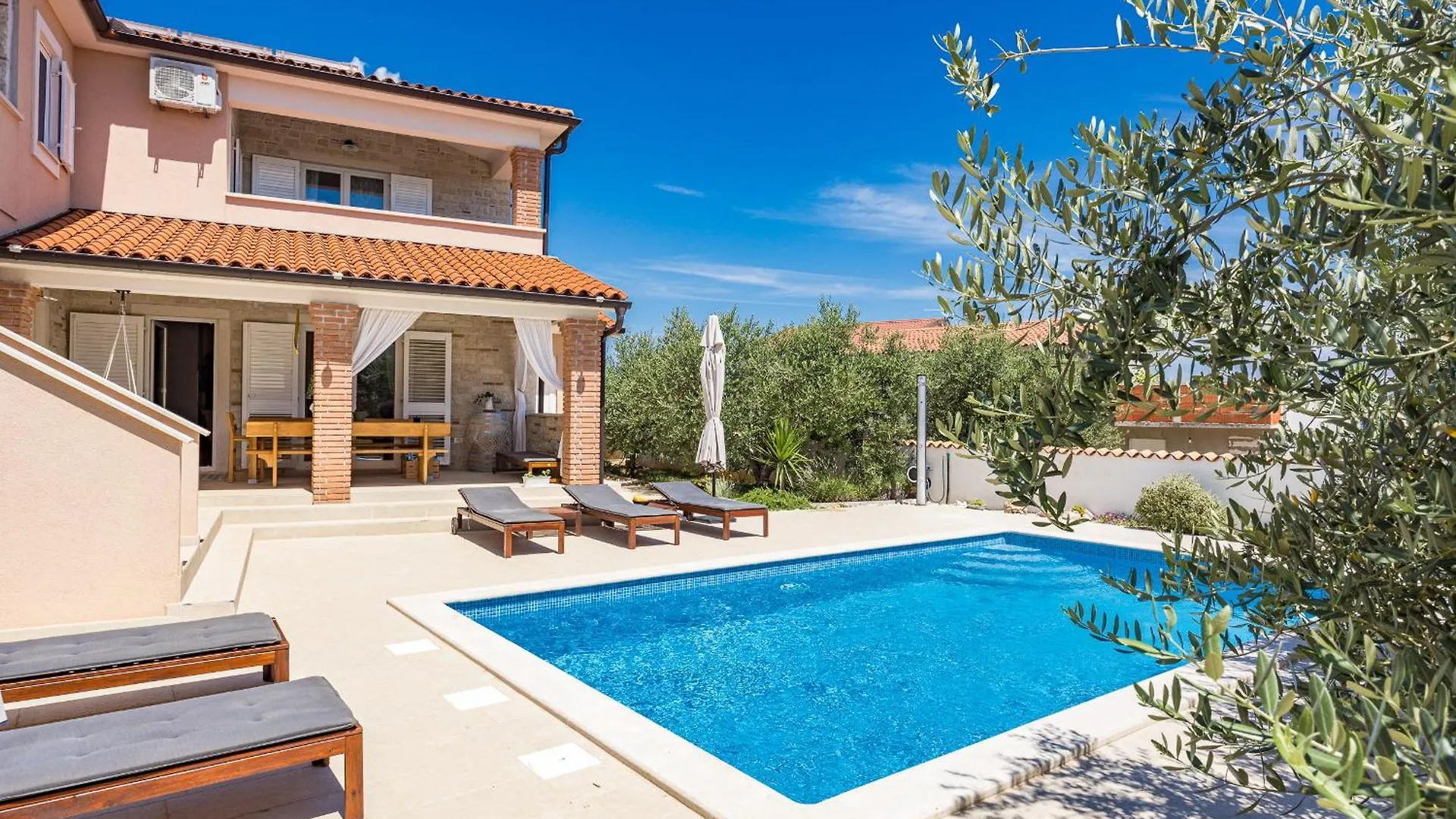 Villa Javor Near Pula Only 1 Km From The Beach With Sea View And Heated Pool Peruski