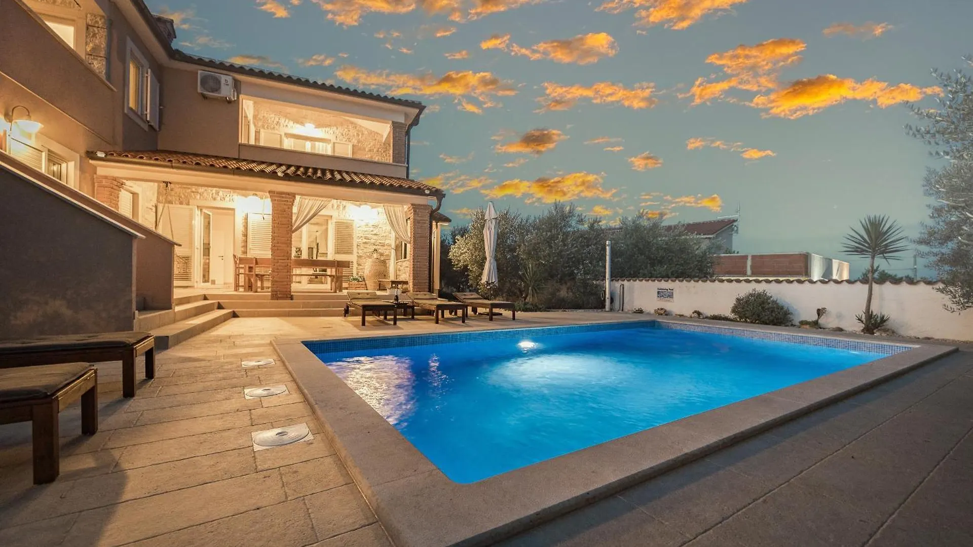 Villa Javor Near Pula Only 1 Km From The Beach With Sea View And Heated Pool Peruski