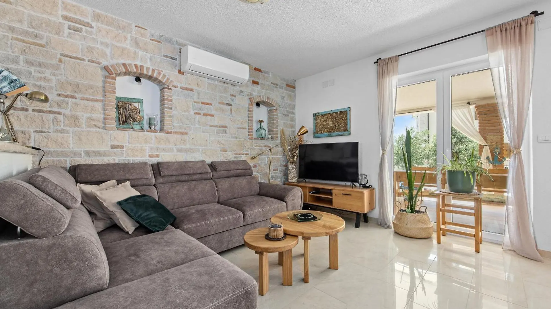 Villa Javor Near Pula Only 1 Km From The Beach With Sea View And Heated Pool Peruski