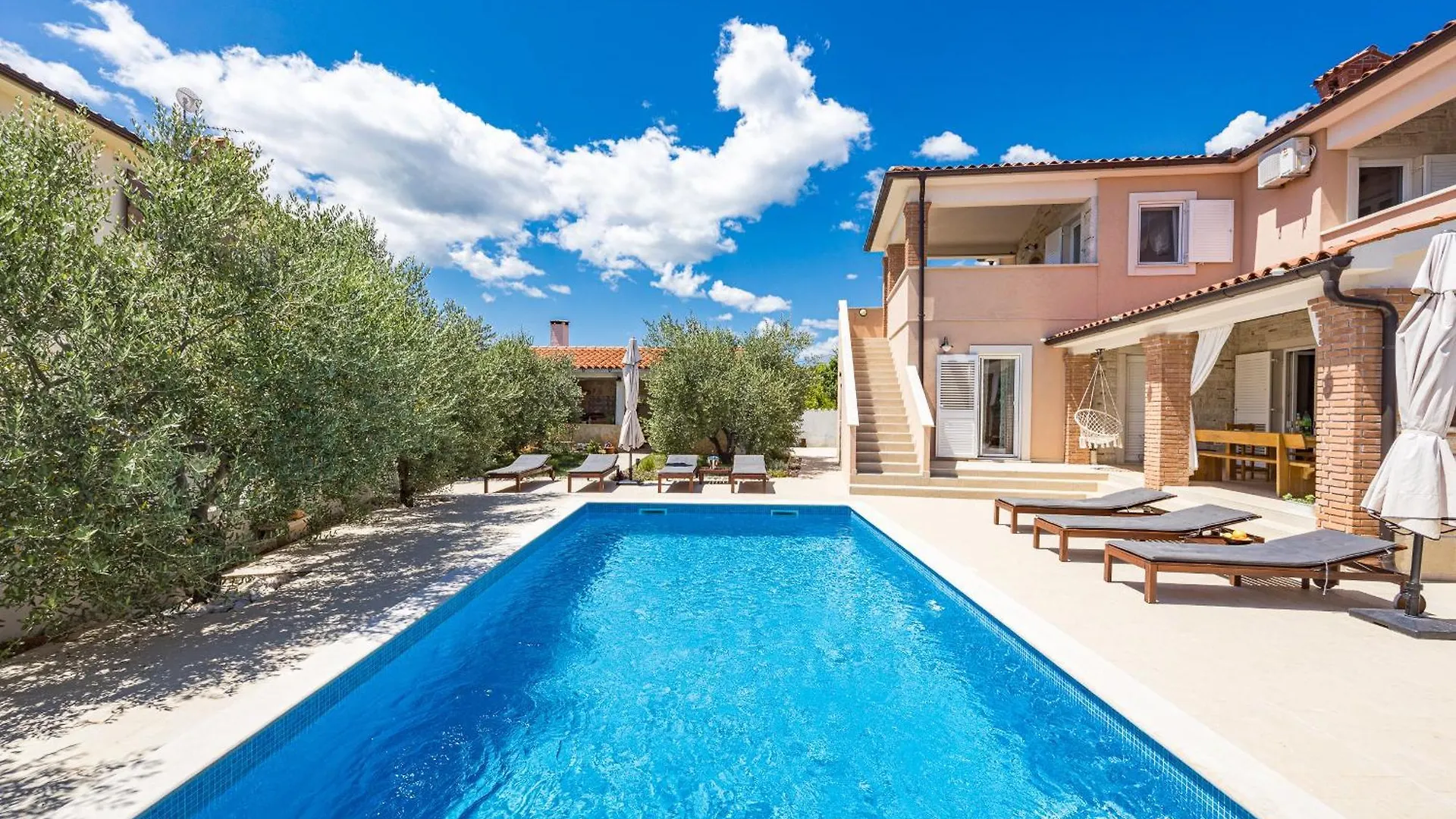 Villa Javor Near Pula Only 1 Km From The Beach With Sea View And Heated Pool Peruski