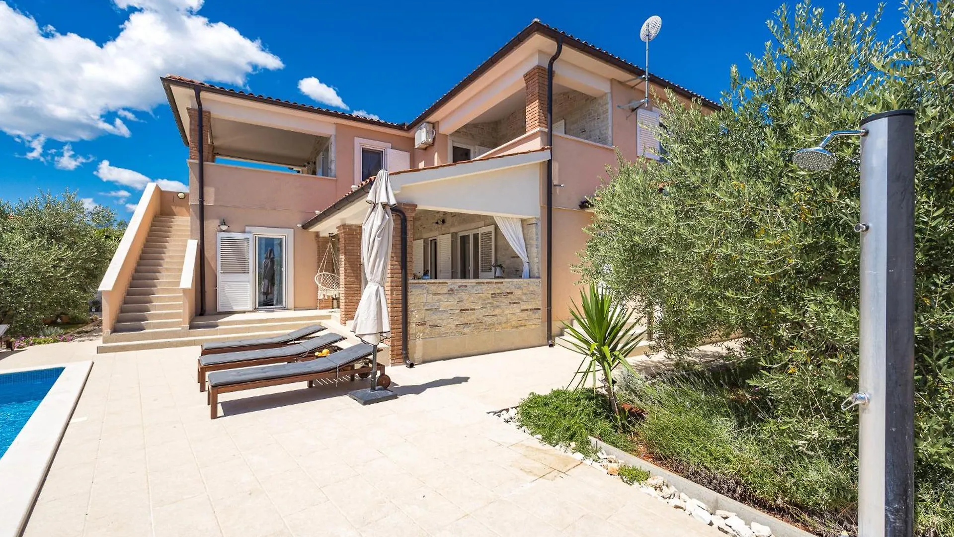 Villa Javor Near Pula Only 1 Km From The Beach With Sea View And Heated Pool Peruski