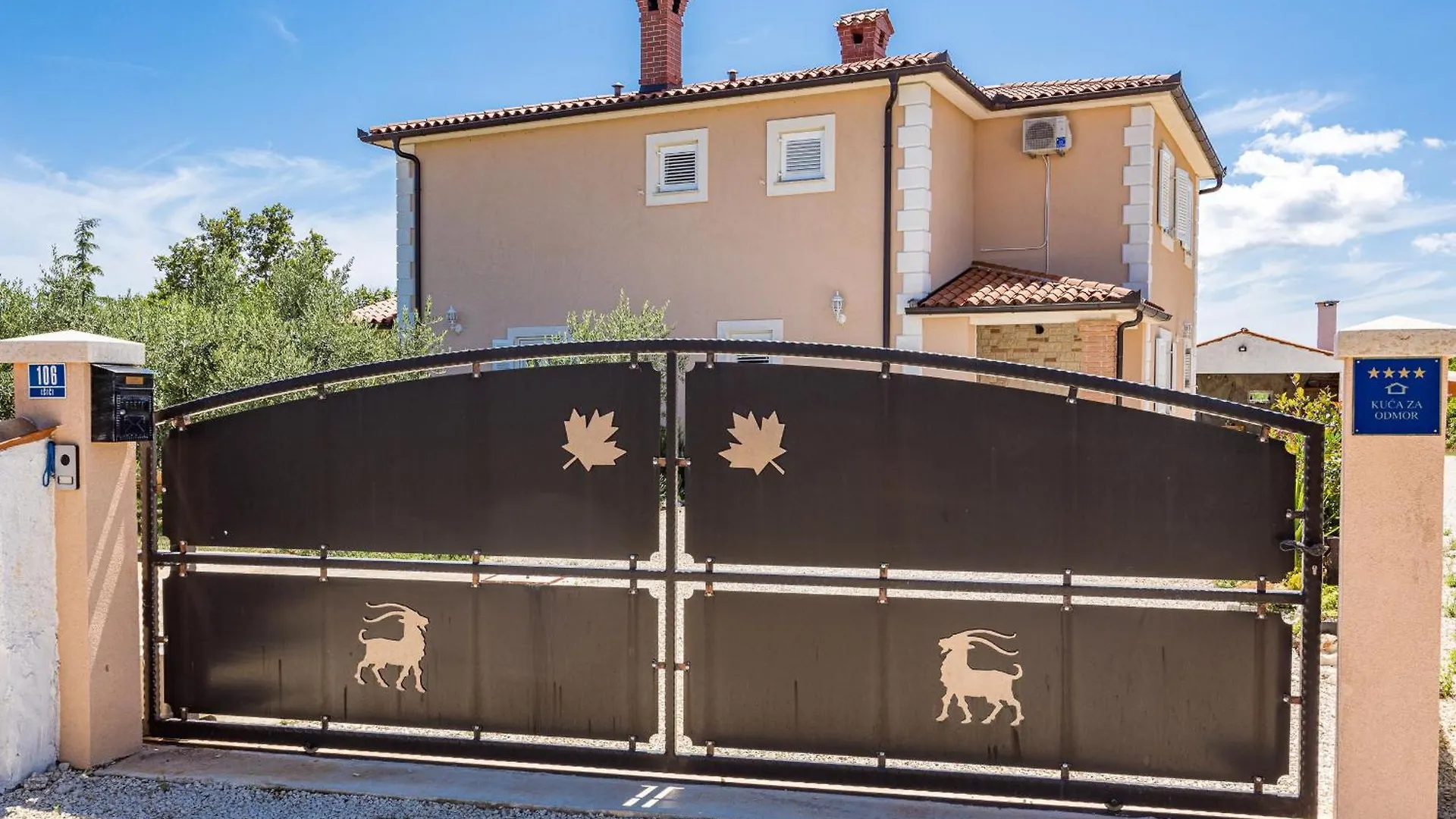 Villa Javor Near Pula Only 1 Km From The Beach With Sea View And Heated Pool Peruški