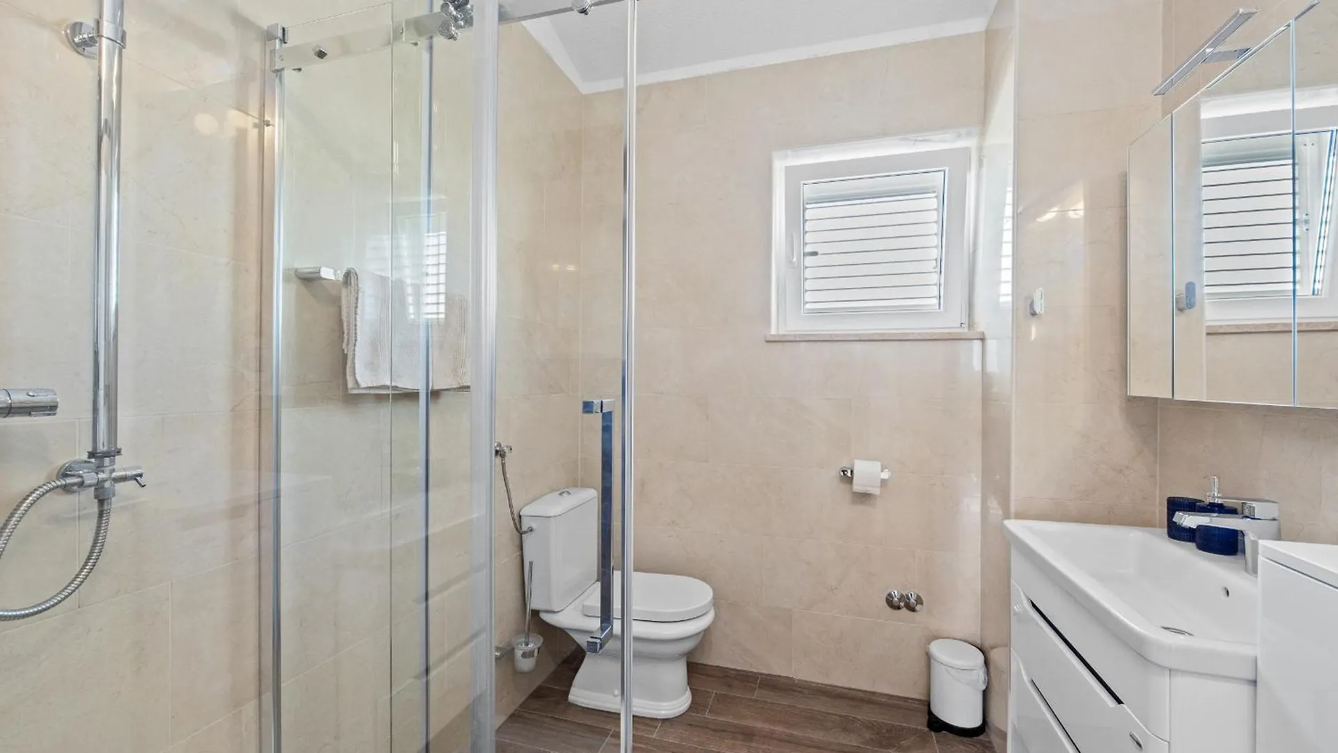 Villa Javor Near Pula Only 1 Km From The Beach With Sea View And Heated Pool Peruški