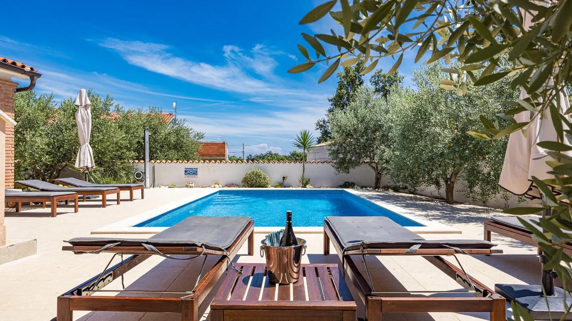 Villa Javor Near Pula Only 1 Km From The Beach With Sea View And Heated Pool Peruški